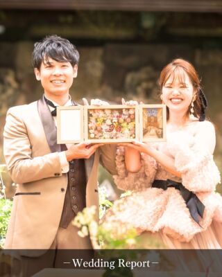【🌷想いを込めたフラワーボックスと、笑顔あふれる一日】

笑顔と温かな会話で、いつも楽しい打合せを重ねてこられたおふたり。
迎えた当日は、細部にまでこだわりを込めた、心あたたまる一日となりました💕

🌸ウェルカムスペース
クラシックギターとフルートにまつわる装飾や、旅行の思い出写真まで…
ひとつひとつに想いが込められていて、見ているだけで自然と笑顔に😊

💍挙式
親御様と円陣を組んで迎えた挙式前。絆を感じるシーンにスタッフも胸が熱くなりました。
誓いのキスは少し照れくさい…とお話しされていたおふたり。
そこで“ハグ”を取り入れ、あたたかな誓いの瞬間となりました🤍

🍽披露宴
・プロフィールムービーを、おふたりと一緒に鑑賞。ゲストの表情を見守るおふたりがとても嬉しそうで、会場全体が和やかに。
・ご中座中には新郎新婦クイズ大会！正解発表はエピソード付きで、会場中が大盛り上がり✨
・テーブルラウンドではゲストの皆様と一緒に“フラワーボックス結婚証明書”を作り上げ、世界にひとつだけの証明書が完成🌹
・再入場は「美女と野獣」をモチーフに、赤いバラを花瓶に挿す演出。まるで映画のワンシーンのようでした。

🎶BGMのこだわり
披露宴の前半は邦楽、後半はディズニーソングへと。音楽の移り変わりに心が弾み、時間が経つのを忘れてしまうほど。

🍬おもてなし
手書きの席札をご用意されて、一人ひとりへの想いが伝わるあたたかな心遣いに胸がいっぱいになりました。

笑顔と会話に溢れた、楽しくて心温まる結婚式。
ゲスト全員が幸せな気持ちになれる、そんな特別な一日でした✨
＿＿＿＿＿＿＿＿＿＿＿＿＿＿＿＿＿＿＿＿
＼新潟県内最大級！／

上越市の結婚式場【ザ・グランスイート】
・県内最大級チャペル 地上49mの大聖堂
・リゾート感溢れるパーティ会場
・まるで海外のような特別な空間

[アクセス]
住所：新潟県上越市大道福田554番地
お電話：0120-20-6111（10:00～19:00）
定休日：火曜日

▼見学のご予約はプロフィールURLから✨
@the_gran_suite
＿＿＿＿＿＿＿＿＿＿＿＿＿＿＿＿＿＿＿＿
@minnano_wedding
#結婚式場探し
#大聖堂
#結婚式選び
#チャペルウェディング
#新潟結婚式場
#大聖堂チャペル
#ザグランスイート
#ゲスト参加型演出 
#美女と野獣ウェディング 
#結婚式演出アイデア