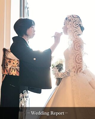 【笑顔とサプライズがいっぱいの “おふたりらしさ全開ウェディング”✨】

＜入館〜挙式前＞💐✨
ハネムーンのお写真を飾ったウェルカムスペースで、ゲストの皆さまをお出迎え📸♡
ミラー越しに写真が撮れる“ウェルカムミラー”もご用意し、待ち時間から楽しめる空間に✨
おふたりらしいワクワク感が会場中に広がりました。

＜挙式＞💍⛪️
「自分たちらしい挙式にしたい」と、あえてベールダウンは行わず、
お母様による“紅差しの儀”で最後の仕上げを💄✨
温かさと凛とした雰囲気が溶け合う、特別な瞬間に。
そしてリングドッグのつくねくん🐶が大切な指輪をしっかりお届けし、
厳かな空気の中にふっと笑顔が生まれました。

＜披露宴＞🎉🍽️
披露宴は“ゲスト参加型”の楽しい演出がいっぱい！
筋トレで腕を痛めていた新郎様が…まさかのお姫様抱っこでご入場😂💗
じゃんけんでその場で決めるウェルカムスピーチ、
ご友人をサプライズ指名してBIG蝶ネクタイでケーキを届けてもらう演出など、
笑いと驚きが絶えない時間となりました🎀✨

＜アフターセレモニー＞
アフターではフラワーガール🌸やバスケットボールトス🏀、
新郎家ご実家の酒屋さんにちなんだ“1テーブル1本の日本酒”プレゼント🍶
リングドッグのつくねくんもプールサイドから披露宴に参加し、一緒に記念撮影🐾📸

おふたりの「みんなで楽しむ結婚式」をカタチにした
あたたかいひとときとなりました🤍
＿＿＿＿＿＿＿＿＿＿＿＿＿＿＿＿＿＿＿＿
＼新潟県内最大級！／

上越市の結婚式場【ザ・グランスイート】
・県内最大級チャペル 地上49mの大聖堂
・リゾート感溢れるパーティ会場
・まるで海外のような特別な空間

[アクセス]
住所：新潟県上越市大道福田554番地
お電話：0120-20-6111（10:00～19:00）
定休日：火曜日

▼見学のご予約はプロフィールURLから✨
@the_gran_suite
＿＿＿＿＿＿＿＿＿＿＿＿＿＿＿＿＿＿＿＿
@minnano_wedding
#結婚式場探し
#大聖堂
#結婚式選び
#チャペルウェディング
#新潟結婚式場
大聖堂チャペル
ザグランスイート
紅差しの儀
リングドッグ大成功
ゲスト参加型演出